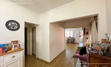 Casa en Venta de 3 ambientes en Bernal con amplio Jardin