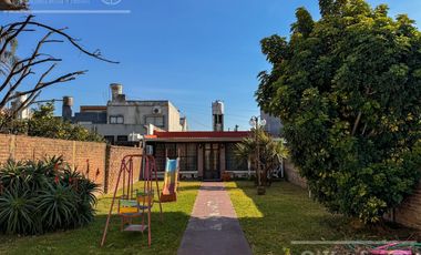 Casa en Venta de 3 ambientes en Bernal con amplio Jardin