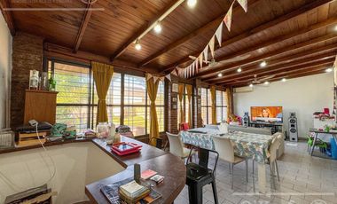 Casa en Venta de 3 ambientes en Bernal con amplio Jardin
