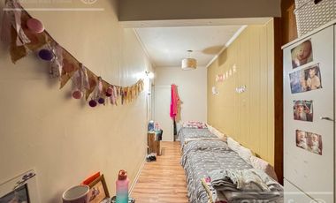 Casa en Venta de 3 ambientes en Bernal con amplio Jardin