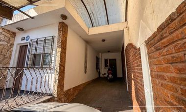 Casa en Venta de 3 ambientes en Bernal con amplio Jardin