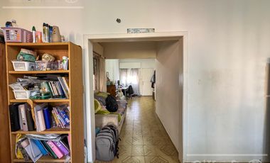 Casa en Venta de 3 ambientes en Bernal con amplio Jardin