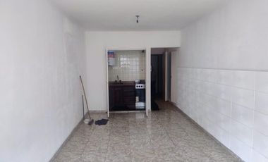 LUMINOSO MONOAMBIENTE  c/ Baño Completo  y Balcon  al frente    cerca de todo