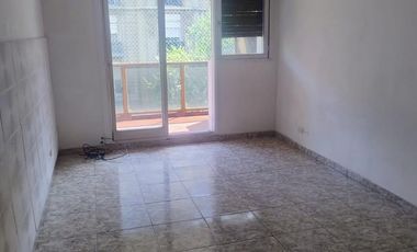 LUMINOSO MONOAMBIENTE  c/ Baño Completo  y Balcon  al frente    cerca de todo