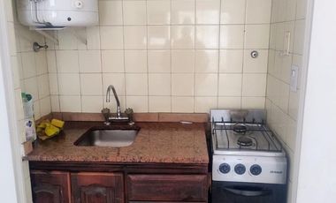 LUMINOSO MONOAMBIENTE  c/ Baño Completo  y Balcon  al frente    cerca de todo