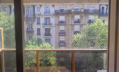 LUMINOSO MONOAMBIENTE  c/ Baño Completo  y Balcon  al frente    cerca de todo