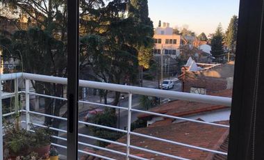 Departamento 3 ambientes en complejo de categoría. Cochera. Baulera. Terraza propia. - Olivos