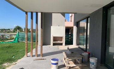 Casa a la laguna-Barrio San Matías, Escobar- 4 dormitorios