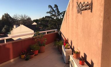 Departamento 3 ambientes en complejo de categoría. Cochera. Baulera. Terraza propia. - Olivos