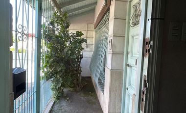 Casa en  venta de 4 ambientes con dos locales - Villa Dominico