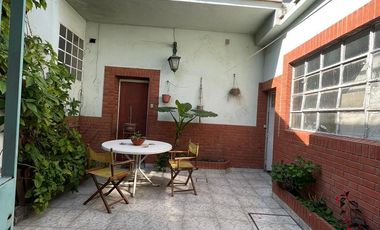 Casa en  venta de 4 ambientes con dos locales - Villa Dominico