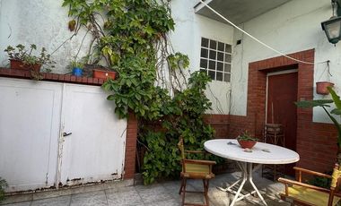 Casa en  venta de 4 ambientes con dos locales - Villa Dominico