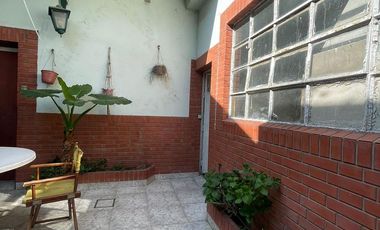 Casa en  venta de 4 ambientes con dos locales - Villa Dominico