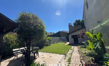 VENTA CASA, GRAN JARDIN/QUINCHO, EN EL CORAZON FLORIDA M