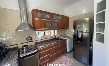 VENTA CASA, GRAN JARDIN/QUINCHO, EN EL CORAZON FLORIDA M