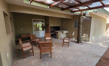 Casa en venta - 4 Dormitorios 2 Baños - Cocheras - 1000Mts2 - Residencial I