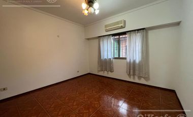 Casa en venta en Berazategui - 4 ambientes con pileta. APTO CREDITO!