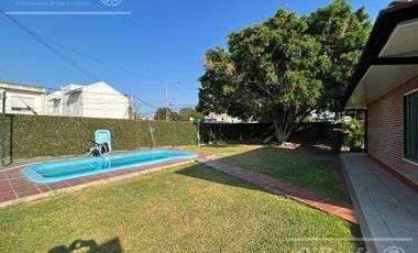 Casa en venta en Berazategui - 4 ambientes con pileta. APTO CREDITO!