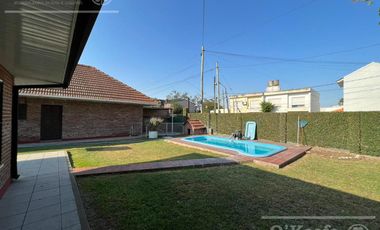 Casa en venta en Berazategui - 4 ambientes con pileta. APTO CREDITO!