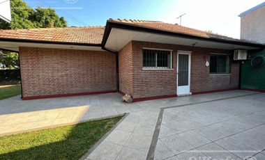 Casa en venta en Berazategui - 4 ambientes con pileta. APTO CREDITO!