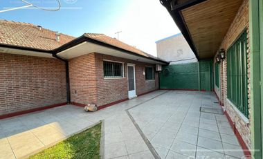 Casa en venta en Berazategui - 4 ambientes con pileta. APTO CREDITO!