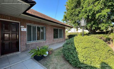 Casa en venta en Berazategui - 4 ambientes con pileta. APTO CREDITO!