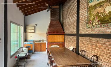 Casa en venta en Berazategui - 4 ambientes con pileta. APTO CREDITO!