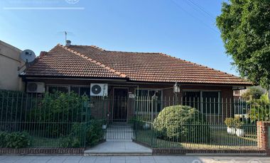 Casa en venta en Berazategui - 4 ambientes con pileta. APTO CREDITO!