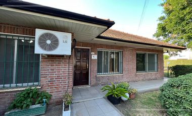 Casa en venta en Berazategui - 4 ambientes con pileta. APTO CREDITO!