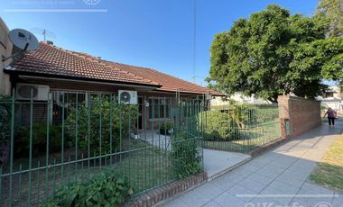 Casa en venta en Berazategui - 4 ambientes con pileta. APTO CREDITO!