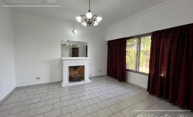 Casa en venta en Berazategui - 4 ambientes con pileta. APTO CREDITO!