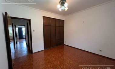 Casa en venta en Berazategui - 4 ambientes con pileta. APTO CREDITO!