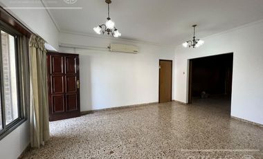Casa en venta en Berazategui - 4 ambientes con pileta. APTO CREDITO!