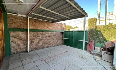 Casa en venta en Berazategui - 4 ambientes con pileta. APTO CREDITO!