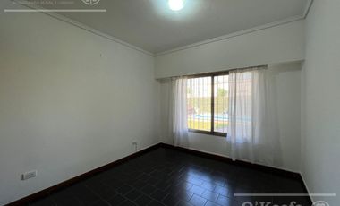 Casa en venta en Berazategui - 4 ambientes con pileta. APTO CREDITO!
