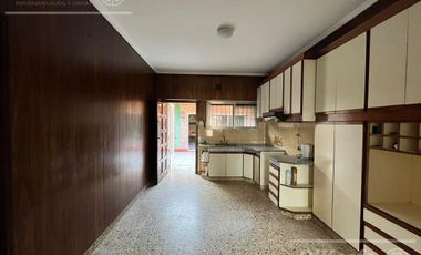 Casa en venta en Berazategui - 4 ambientes con pileta. APTO CREDITO!