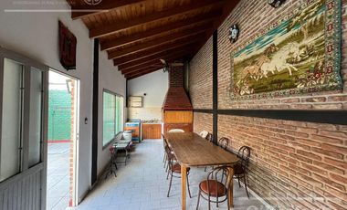 Casa en venta en Berazategui - 4 ambientes con pileta. APTO CREDITO!