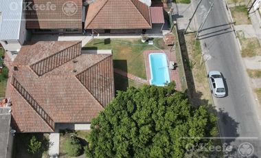 Casa en venta en Berazategui - 4 ambientes con pileta. APTO CREDITO!