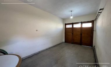Casa en venta en Berazategui - 4 ambientes con pileta. APTO CREDITO!