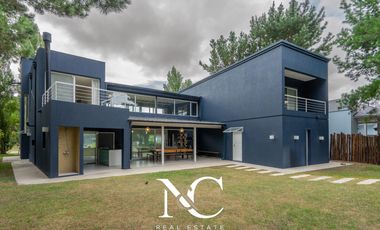 Casa en Venta en Costa Esmeralda con fondo libre