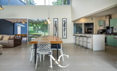 Casa en Venta en Costa Esmeralda con fondo libre