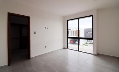 LOMAS DEL SOL, Casa en VENTA con recamara en PLANTA BAJA y sala de TV