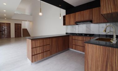 LOMAS DEL SOL, Casa en VENTA con recamara en PLANTA BAJA y sala de TV