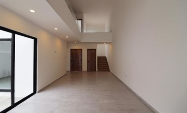 LOMAS DEL SOL, Casa en VENTA con recamara en PLANTA BAJA y sala de TV