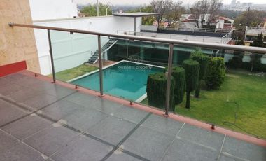 Casa con alberca y jardín en Satélite.