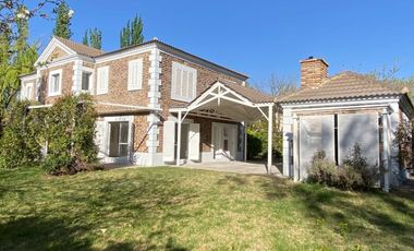 Casa en venta c/ cochera en Chacras de Coria