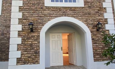 Casa en venta c/ cochera en Chacras de Coria