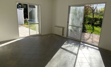 Casa en venta c/ cochera en Chacras de Coria