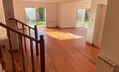 Casa en venta c/ cochera en Chacras de Coria