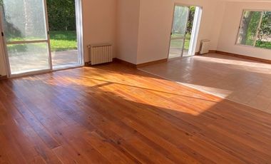 Casa en venta c/ cochera en Chacras de Coria